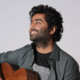 Arijit Singh, penyanyi asal India, mendadak ramai diperbincangkan setelah disebut dalam audisi Indonesian Idol 2026. Foto: Ist/Hibata.id