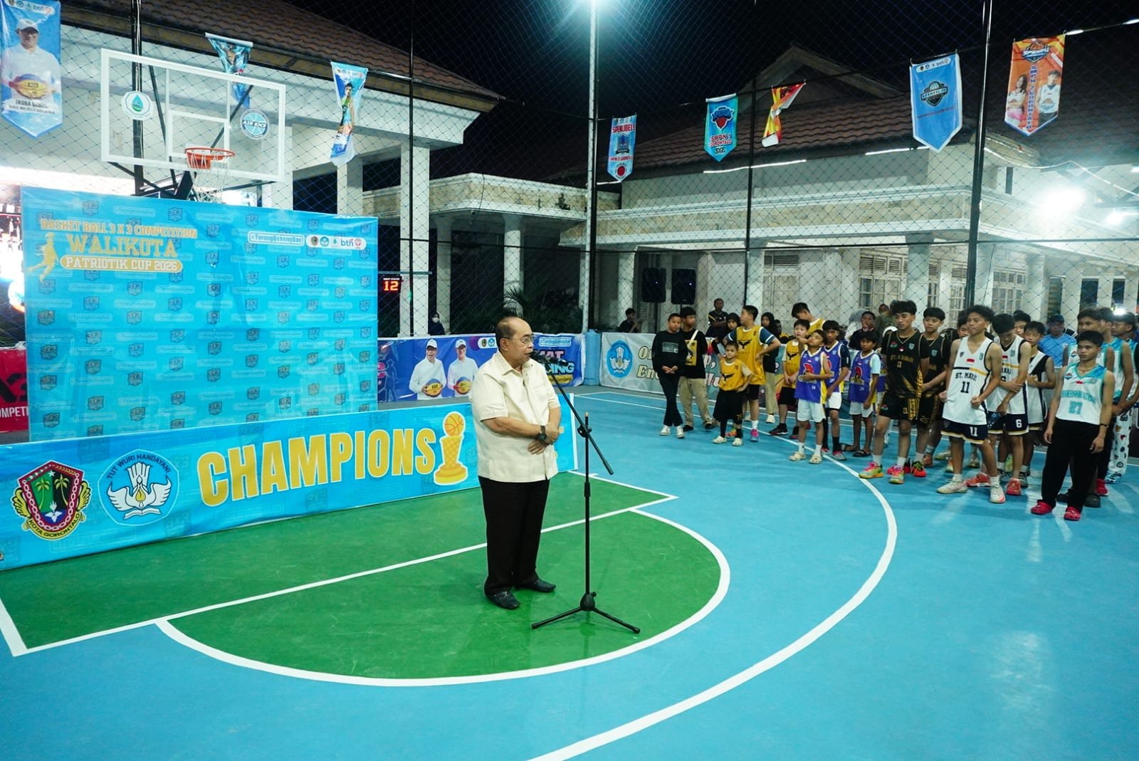 Wali Kota Gorontalo Adhan Dambea menutup Basketball 3x3 Patriotik Cup 2026 yang diikuti pelajar dan komunitas basket, di Lapangan Basket Rumah Jabatan Wali Kota, Ahad (25/1/2026). Foto: Humas/Hibata.id
