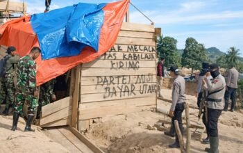Aparat gabungan Polres Pohuwato dan Kodim 1313 Pohuwato membongkar pondok penambang saat operasi penertiban Pertambangan Emas Tanpa Izin (PETI) di Kecamatan Dengilo, Kabupaten Pohuwato, Jumat (9/1/2026)/Hibata.id