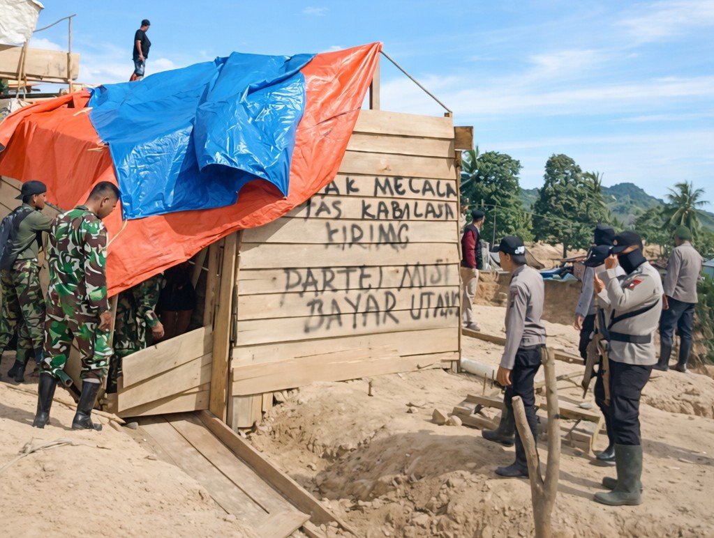 Aparat gabungan Polres Pohuwato dan Kodim 1313 Pohuwato membongkar pondok penambang saat operasi penertiban Pertambangan Emas Tanpa Izin (PETI) di Kecamatan Dengilo, Kabupaten Pohuwato, Jumat (9/1/2026)/Hibata.id