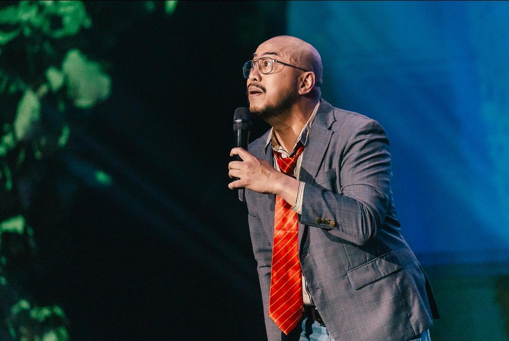 Penampilan Pandji Pragiwaksono dalam The Founder5 II: Unfinished Business di Istora Senayan pada Minggu (16/12/2025). (Doc. via GOLDLive Indonesia)/Hibata.id