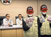 KPK menunjukkan uang yang menjadi barang bukti korupsi pemeriksaan pajak di lingkungan Kantor Pelayanan Pajak Madya Jakarta Utara pada Direktorat Jenderal Pajak Kementerian Keuangan periode 2021-2026, di Gedung Merah Putih KPK Jakarta, Minggu (11/1/2026)/Hibata.id