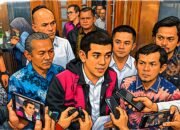 Karikatur Muhammad Kerry Adrianto Riza saat dimintai keterangan/Hibata.id