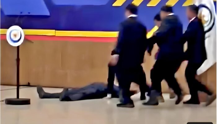 Detik-Detik Menteri KKP Sakti Wahyu Trenggono Pingsan Saat Upacara