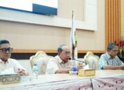 Wali Kota Gorontalo Adhan Dambea saat memimpin rapat koordinasi dan evaluasi (Rakorev) penyelenggaraan pemerintahan, pembangunan, dan kemasyarakatan di Bandhayo Lo Yiladia, Selasa, 13 Januari 2026. (Foto: Humas Pemkot Gorontalo)