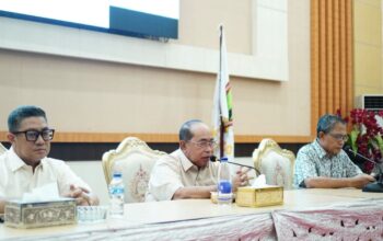 Wali Kota Gorontalo Adhan Dambea saat memimpin rapat koordinasi dan evaluasi (Rakorev) penyelenggaraan pemerintahan, pembangunan, dan kemasyarakatan di Bandhayo Lo Yiladia, Selasa, 13 Januari 2026. (Foto: Humas Pemkot Gorontalo)