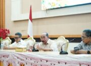 Wali Kota Gorontalo Adhan Dambea saat memimpin rapat koordinasi dan evaluasi penyelenggaraan pemerintahan, pembangunan, dan kemasyarakatan di Bandhayo Lo Yiladia, Selasa, 13 Januari 2025. (Foto: Humas Pemkot Gorontalo)