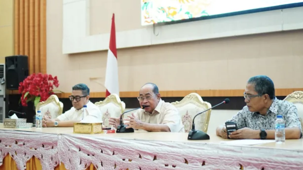 Wali Kota Gorontalo Adhan Dambea saat memimpin rapat koordinasi dan evaluasi penyelenggaraan pemerintahan, pembangunan, dan kemasyarakatan di Bandhayo Lo Yiladia, Selasa, 13 Januari 2025. (Foto: Humas Pemkot Gorontalo)