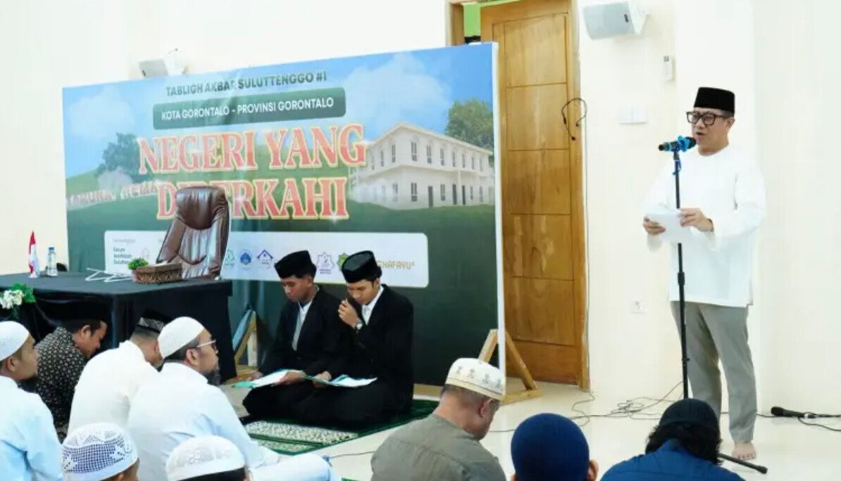 Wakil Wali Kota Gorontalo Indra Gobel membuka Tabligh Akbar bertema Negeri yang Diberkahi di Masjid Imam Syafi’i. (Foto: Humas Pemkot Gorontalo)