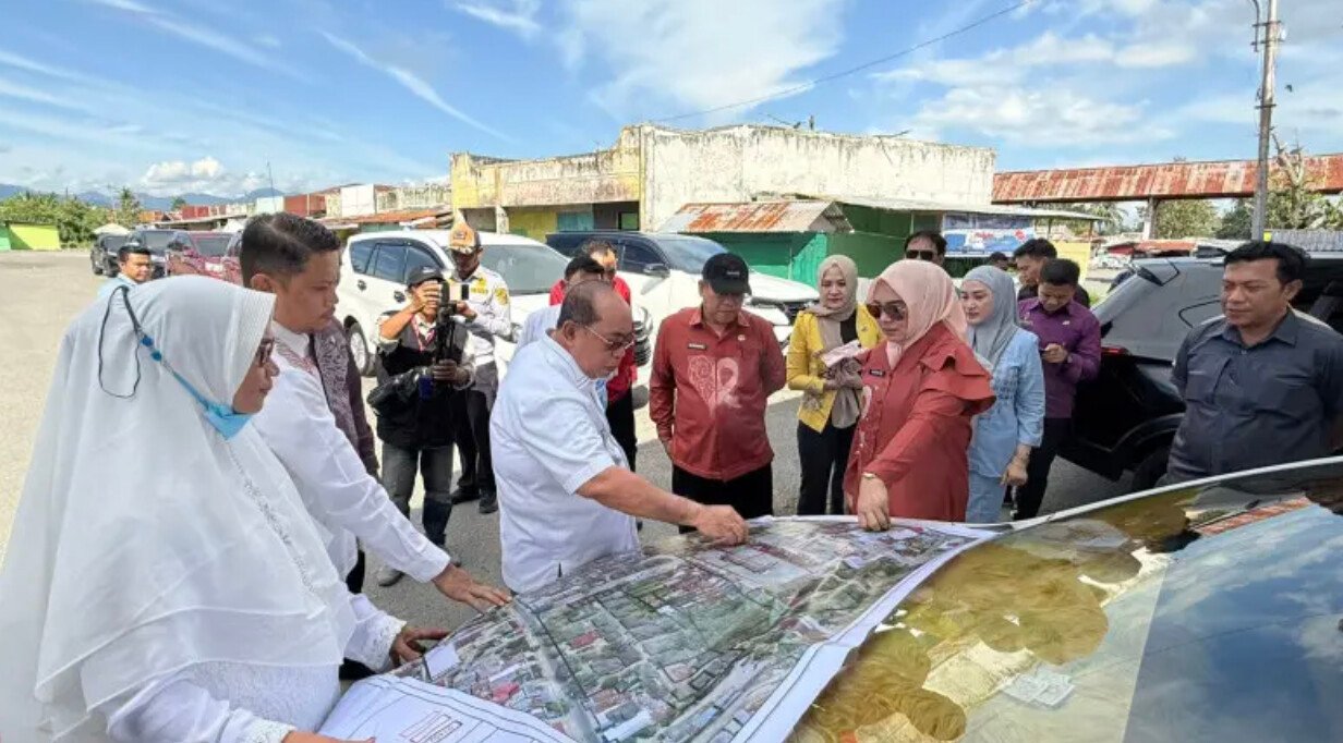 Wali Kota Gorontalo Adhan Dambea saat meninjau kawasan Terminal 42, Kamis, 15 Januari 2026. (Foto: Humas Pemkot Gorontalo)