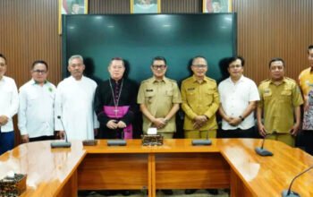 Wakil Wali Kota Gorontalo Indra Gobel saat menerima kunjungan pimpinan umat Katolik, Senin, 19 Januari 2026, di Ruang Pola Kantor Wali Kota Gorontalo. (Foto: Humas Pemkot Gorontalo)