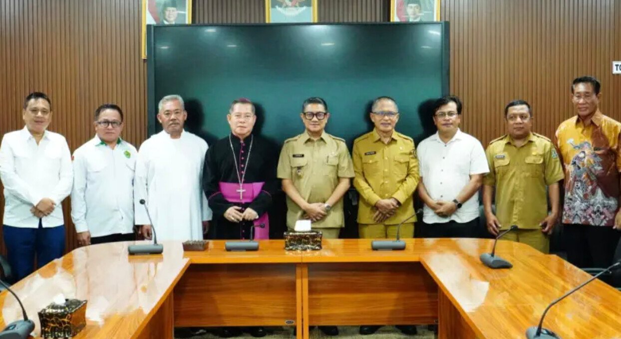 Wakil Wali Kota Gorontalo Indra Gobel saat menerima kunjungan pimpinan umat Katolik, Senin, 19 Januari 2026, di Ruang Pola Kantor Wali Kota Gorontalo. (Foto: Humas Pemkot Gorontalo)