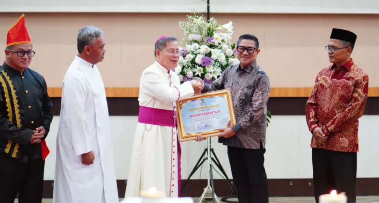 Wakil Wali Kota Indra Gobel saat menerima penghargaan dari Paroki Santo Kristoforus Gorontalo. (Foto: Humas Pemkot Gorontalo)