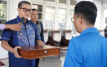 Wakil Wali Kota Gorontalo Indra Gobel saat menerima Kirab Bendera Pusaka dalam rangka peringatan Hari Patriotik 23 Januari 1942 di halaman rumah jabatan Wali Kota Gorontalo, Kamis, 22 Januari 2026. (Foto: Humas Pemkot Gorontalo)
