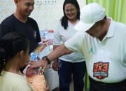 Wali Kota Gorontalo Adhan Dambea saat mengunjungi langsung para bayi dan ibunya di Rumah Sakit Bunda. (Foto: Humas Pemkot Gorontalo)