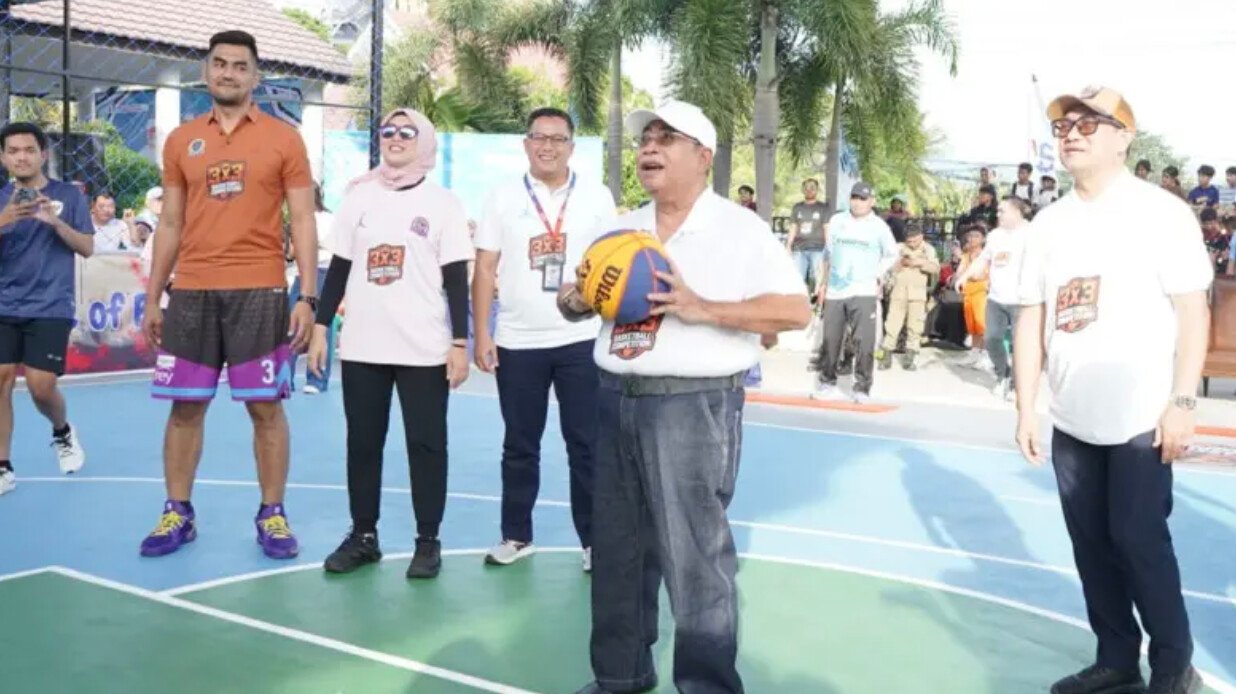 Wali Kota Gorontalo Adhan Dambea membuka turnamen 3x3 Basketball Wali Kota Patriotik Cup 2026 di Lapangan Basket depan rumah dinas Wali Kota Gorontalo, Jumat, 23 Januari 2026. (Foto: Humas Pemkot Gorontalo)