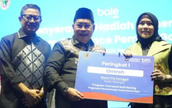 Wali Kota Gorontalo Adhan Dambea usai membuka kegiatan peringatan Hari Patriotik 23 Januari yang dirangkaikan dengan pameran usaha mikro, kecil, dan menengah (UMKM) di Lapangan Taruna Remaja, Jumat, 23 Januari 2026. (Foto: Humas Pemkot Gorontalo)