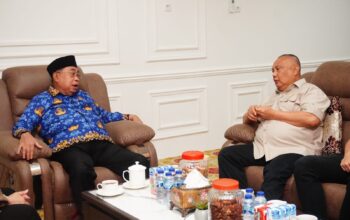 Wali Kota Gorontalo, Adhan Dambea kedatangan tamu yakni Anggota DPR RI, Rusli Habibie/Hibata.id