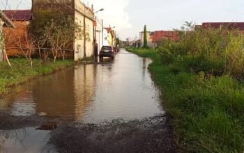 Genangan air setinggi lutut merendam permukiman warga di Perumahan Meritai Anggrek Indah, Kabupaten Banyuasin, akibat hujan deras yang turun sejak Jumat (9/1/2026). Foto: Kevien/Hibata.id