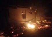 Kebakaran melanda rumah dinas Madrasah Aliyah (MA) Alkhairaat di Desa Dudewulo, Kecamatan Popayato Barat. (Foto: Istw)