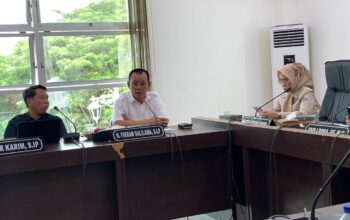 Anggota Komisi I DPRD Provinsi Gorontalo, Fikram Salima saat rapat bersama Dinas Komunikasi dan Informatika (Diskominfo) Provinsi Gorontalo serta Badan Kepegawaian dan Pengembangan Sumber Daya Manusia (BKPSDM)/Hibata.id