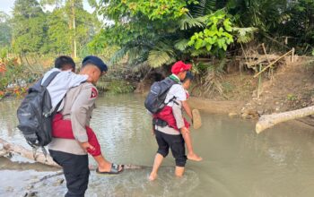 Ketika Akses Terhenti, Brimob Gorontalo Menjaga Asa Pendidikan Anak Desa