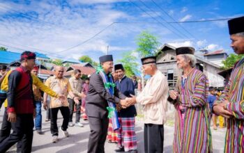 Bupati Buton Tengah, Dr. H. Azhari, saat menghadiri pesta panen dan tradisi adat Pokalapa di Desa Lolibu, Kecamatan Lakudo, Kamis sore, 15 Januari 2026. (Foto: Istw)