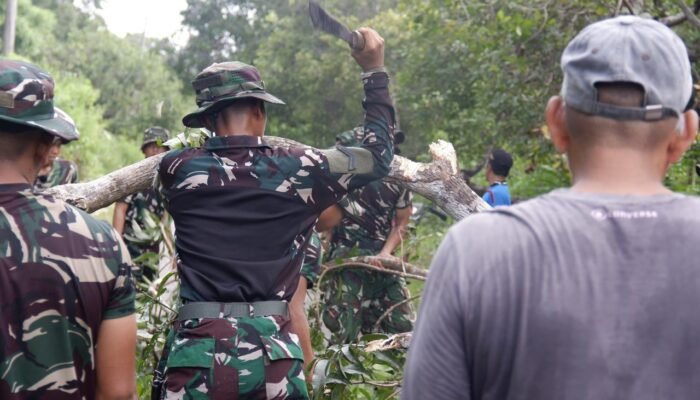 Yonif TP 870 Sangia Wambulu Gelar Kerja Bakti Bersama Warga di Buton Tengah