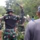 Personel Yonif TP 870 Sangia Wambulu bersama warga melaksanakan kerja bakti membersihkan lingkungan di Desa Doda Bahari dan Desa Baruta Analalaki, Kecamatan Sangia Wambulu, Kabupaten Buton Tengah, Senin (19/1/2026), sebagai upaya menjaga kebersihan lingkungan dan memperkuat kemanunggalan TNI dengan masyarakat./Hibata.id