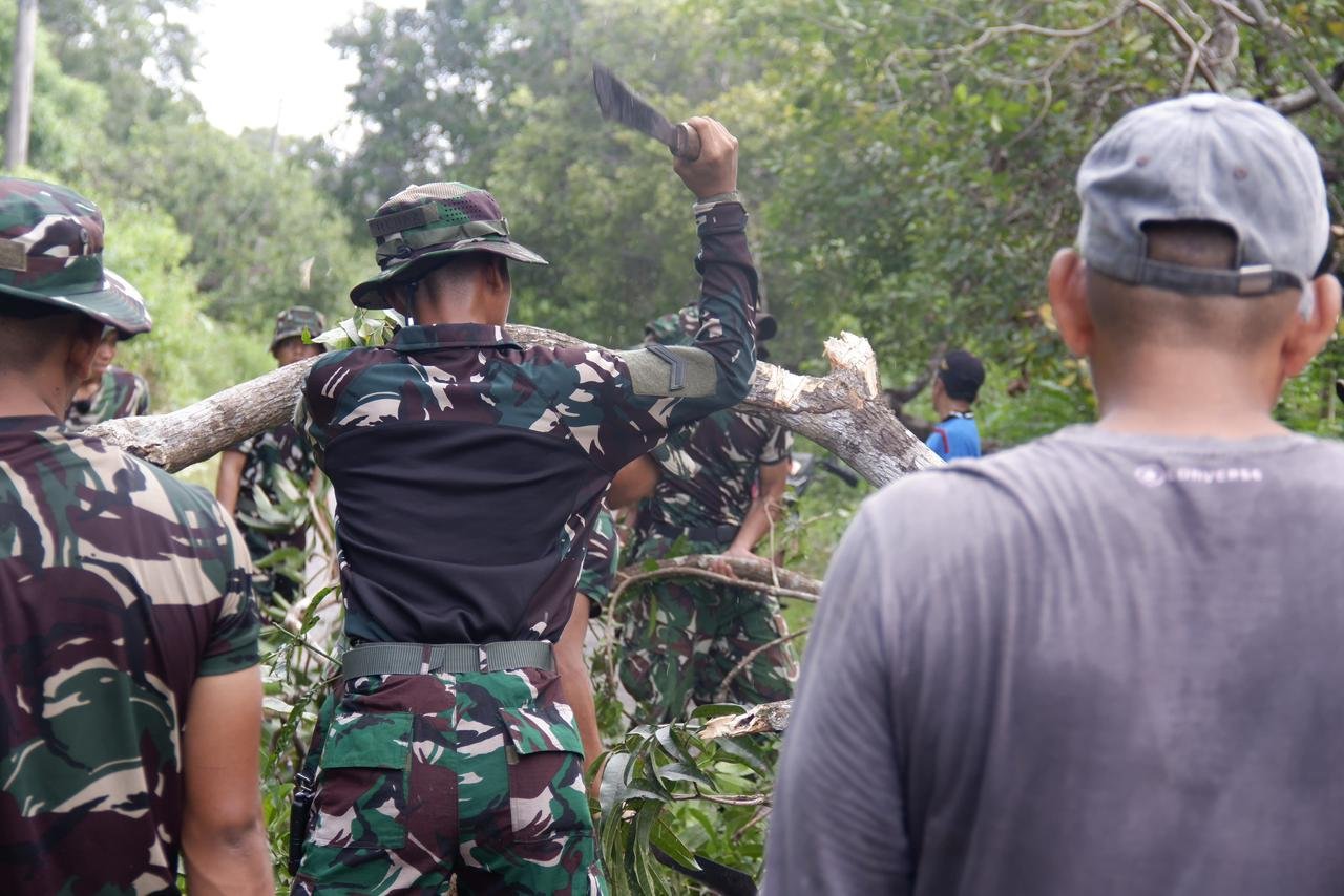 Personel Yonif TP 870 Sangia Wambulu bersama warga melaksanakan kerja bakti membersihkan lingkungan di Desa Doda Bahari dan Desa Baruta Analalaki, Kecamatan Sangia Wambulu, Kabupaten Buton Tengah, Senin (19/1/2026), sebagai upaya menjaga kebersihan lingkungan dan memperkuat kemanunggalan TNI dengan masyarakat./Hibata.id