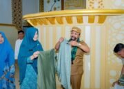 Dukung Kota Santri, Bupati Buton Tengah Bagikan Seragam untuk Majelis Taklim