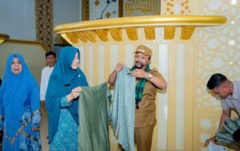 Bupati Buton Tengah Dr. H. Azhari menyerahkan bantuan seragam kepada anggota Majelis Taklim Kecamatan Mawasangka di Masjid Nurul Yakin, Senin (19/1/2026), sebagai dukungan penguatan kegiatan keagamaan dan program kota santri/Hibata.id