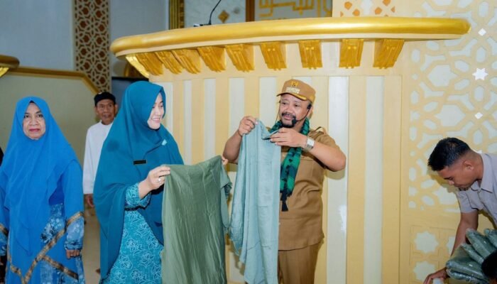 Dukung Kota Santri, Bupati Buton Tengah Bagikan Seragam untuk Majelis Taklim