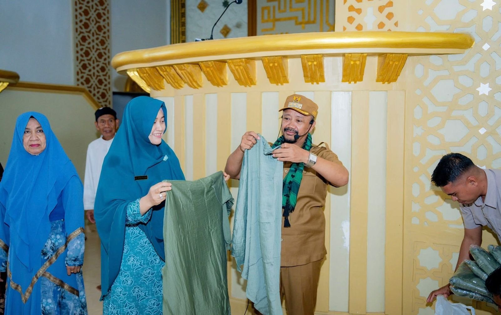 Bupati Buton Tengah Dr. H. Azhari menyerahkan bantuan seragam kepada anggota Majelis Taklim Kecamatan Mawasangka di Masjid Nurul Yakin, Senin (19/1/2026), sebagai dukungan penguatan kegiatan keagamaan dan program kota santri/Hibata.id