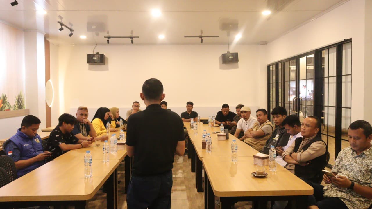 Suasana diskusi bedah KUHP dan KUHAP perspektif jurnalis yang digelar Koperasi GASS di Gorontalo, Selasa malam (20/1/2-2026)/Hibata.id