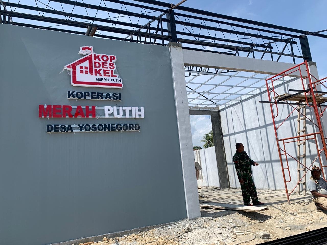 Dandim 1315/Kabupaten Gorontalo Letkol Arh Roma Laksana Yudha meninjau progres pembangunan Gerai Koperasi Merah Putih di Desa Yosonegoro, Kecamatan Limboto Barat, yang telah mencapai 76,10 persen/Hibata.id