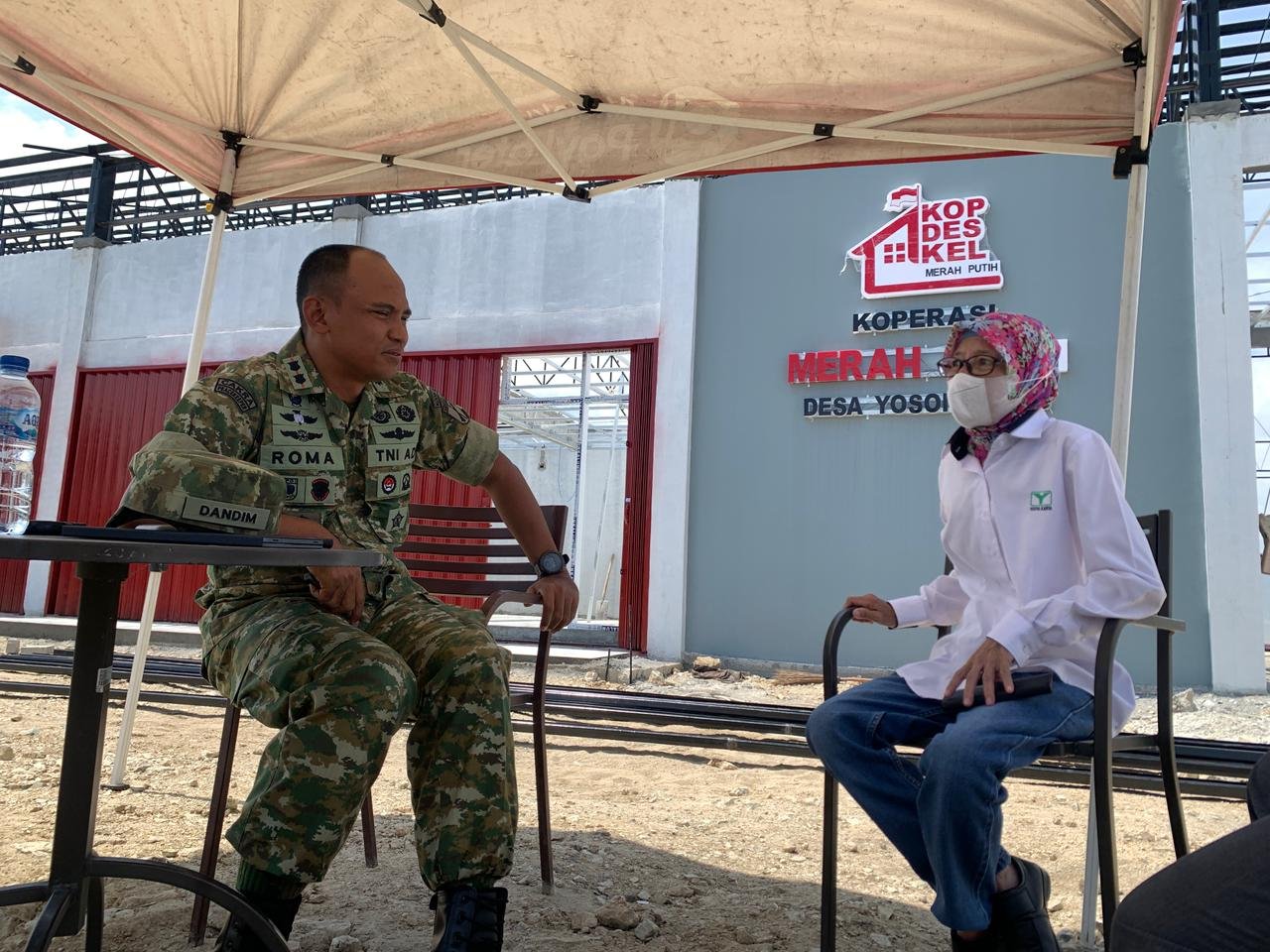 Dandim 1315/Kabupaten Gorontalo Letkol Arh Roma Laksana Yudha meninjau progres pembangunan Gerai Koperasi Merah Putih di Desa Yosonegoro, Kecamatan Limboto Barat, yang telah mencapai 76,10 persen/Hibata.id