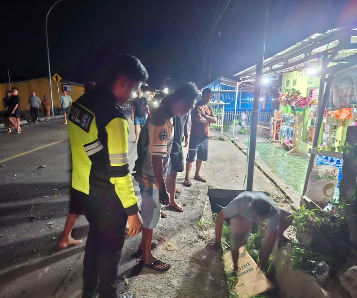 Petugas kepolisian melakukan olah tempat kejadian perkara kecelakaan sepeda motor di Jalan Umum Desa Duhiadaa, Kabupaten Pohuwato, Selasa (20/1/2026) malam/Hibata.id