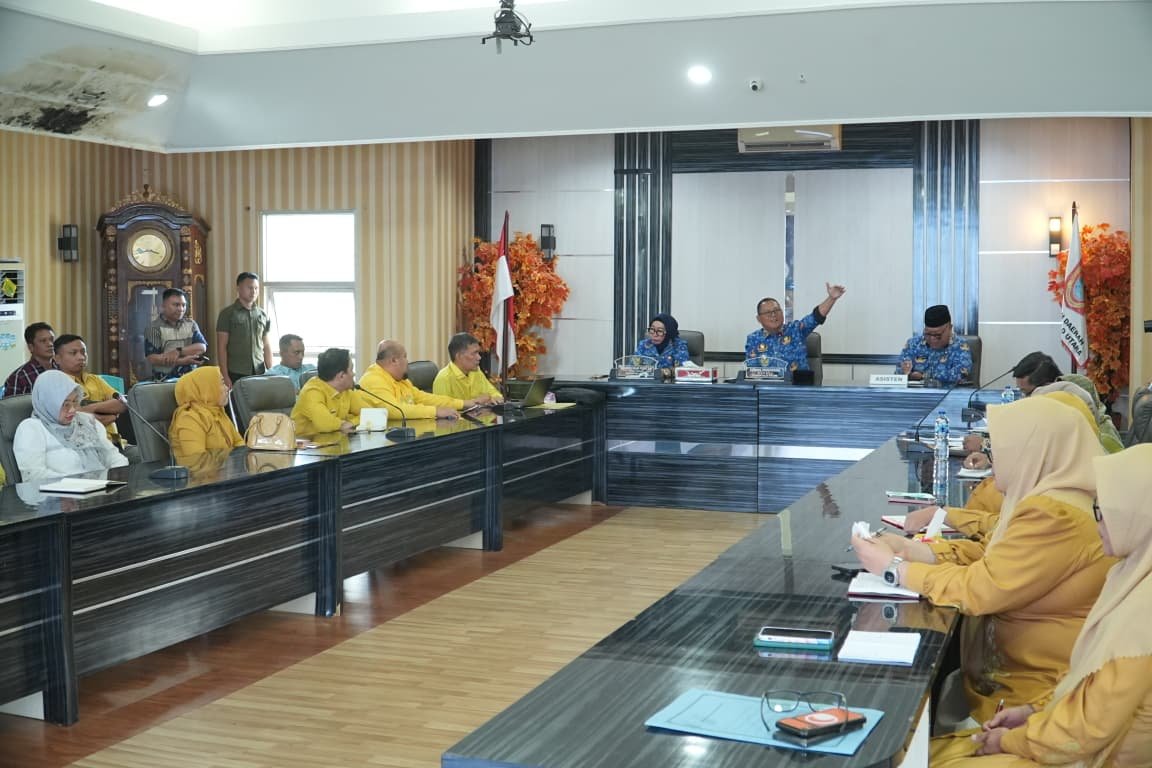 Manajemen RSUD Zainal Umar Sidiki memaparkan laporan kinerja pelayanan dan pengelolaan rumah sakit dalam rapat evaluasi bersama pimpinan daerah di Ruang Tinepo, Kantor Bupati Gorontalo Utara, Kamis (22/1/2026)/Hibata.id