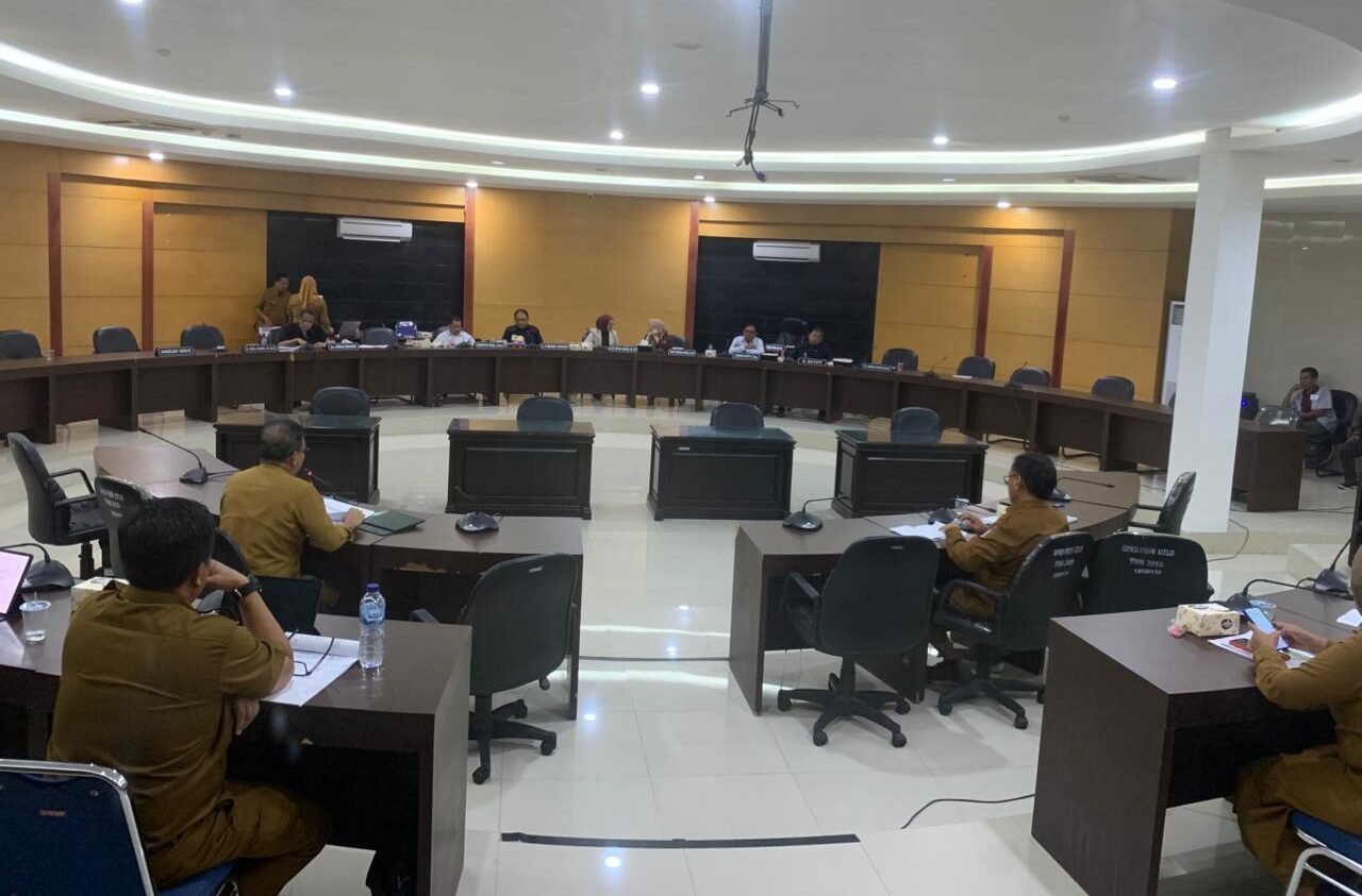 Komisi II DPRD Provinsi Gorontalo dalam rapat kerja bersama Dinas Peternakan dan Perkebunan Provinsi Gorontalo, Senin (26/1/2026)/Hibata.id