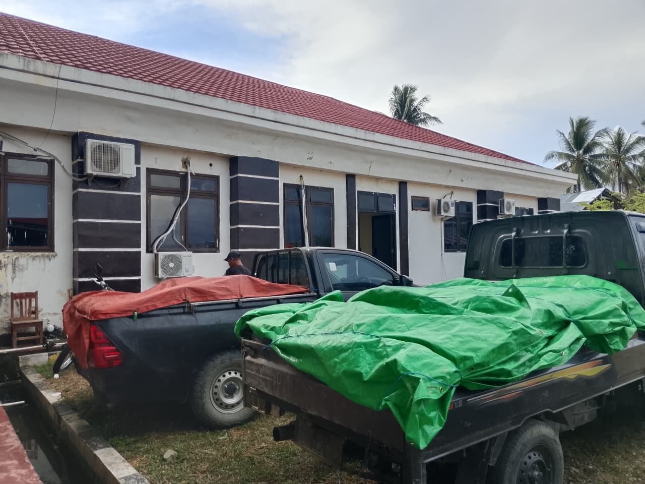 Petugas Polres Pohuwato mengamankan dua kendaraan yang diduga mengangkut solar subsidi untuk disalurkan ke lokasi pertambangan emas tanpa izin di wilayah Hulawa, Kabupaten Pohuwato, Gorontalo, Kamis (29/1/2026)/Hibata.id