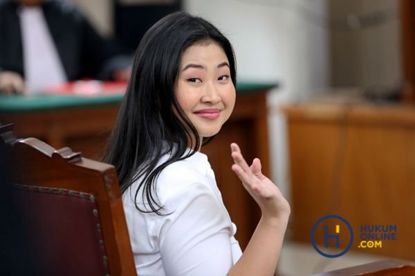 Laras Faizati Khairunnisa saat divonis bersalah oleh majelis hakim Pengadilan Negeri Jakarta Selatan, Kamis (15/1/2026) terkait kasus penghasutan pembakaran Gedung Mabes Polri saat demontrasi di Jakarta, Agustus 2025 lalu. Foto: RES/Hibata.id