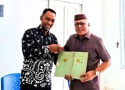 Bupati Gorontalo Sofyan Puhi menerima sertifikat Hak Guna Usaha (HGU) Matolotaluhu dan Mootoduwo dari eks pemegang HGU di Galeri Kabupaten Gorontalo/Hibata.id
