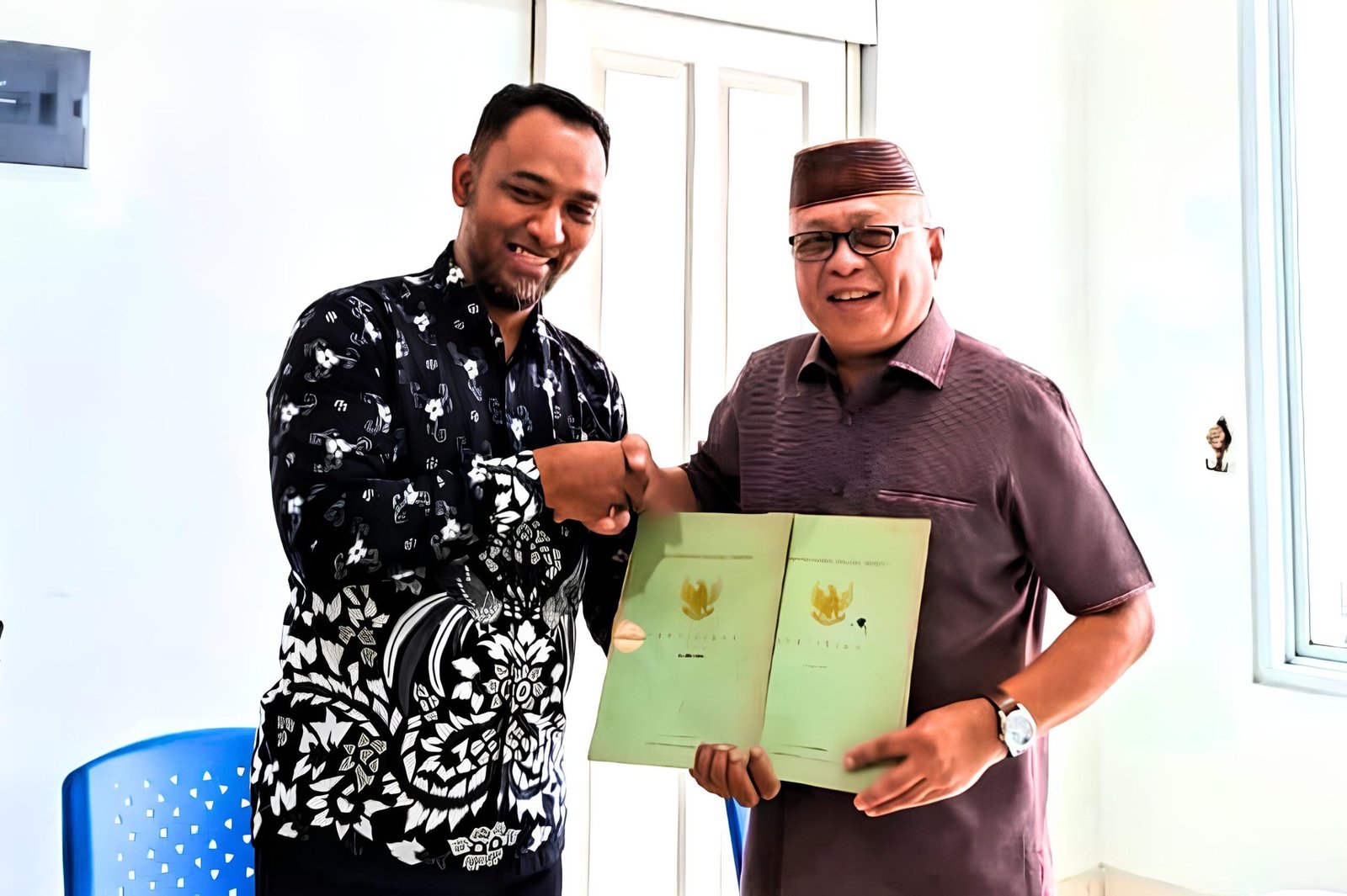 Bupati Gorontalo Sofyan Puhi menerima sertifikat Hak Guna Usaha (HGU) Matolotaluhu dan Mootoduwo dari eks pemegang HGU di Galeri Kabupaten Gorontalo/Hibata.id