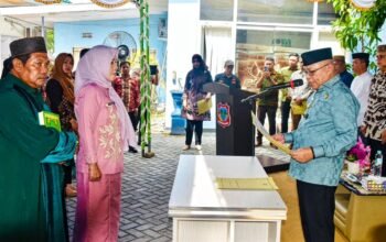 Bupati Gorontalo Sofyan Puhi melantik Dr. Jurni Biahimo sebagai Anggota Dewan Pengawas Perumda Air Minum Tirta Limutu di Kantor PDAM Kabupaten Gorontalo, Jumat (30/1/2026). Foto: Humas/Hibata.id