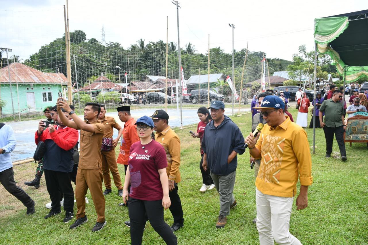 Wakil Bupati Boalemo Lahmudin Hambali memberikan sambutan saat kegiatan peninjauan lokasi rencana pembangunan Sekolah Garuda di Kabupaten Boalemo, Gorontalo, Selasa (10/2/2026)/Hibata.id