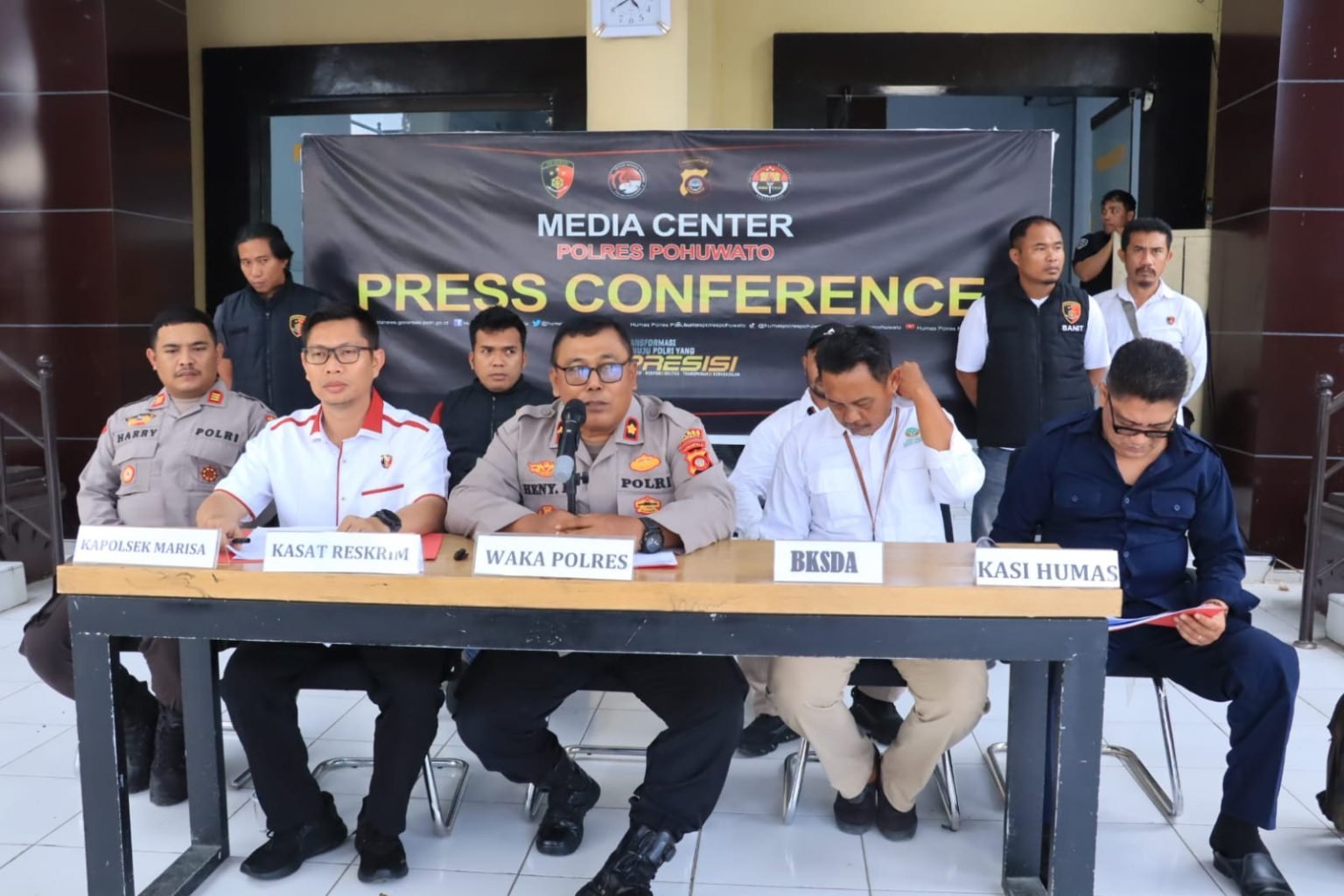 Polres Pohuwato menggelar press conference terkait hasil Operasi Penertiban Pertambangan Emas Tanpa Izin (PETI) dan penyalahgunaan Bahan Bakar Minyak (BBM) bersubsidi di wilayah Kabupaten Pohuwato. Kegiatan berlangsung di Lobby Polres Pohuwato. Senin, (2/2/2026)/Hibata.id