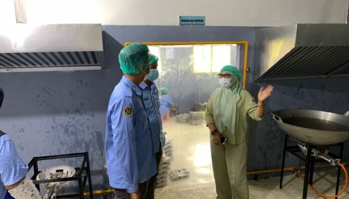 Siswa Bone Pantai Protes Saat Terima MBG: “Ibu, Torang Cuma Makan Tulang?”