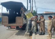 Satuan Polisi Pamong Praja (Satpol PP) Kota Gorontalo menertibkan baliho, spanduk, dan flyer/Hibata.id