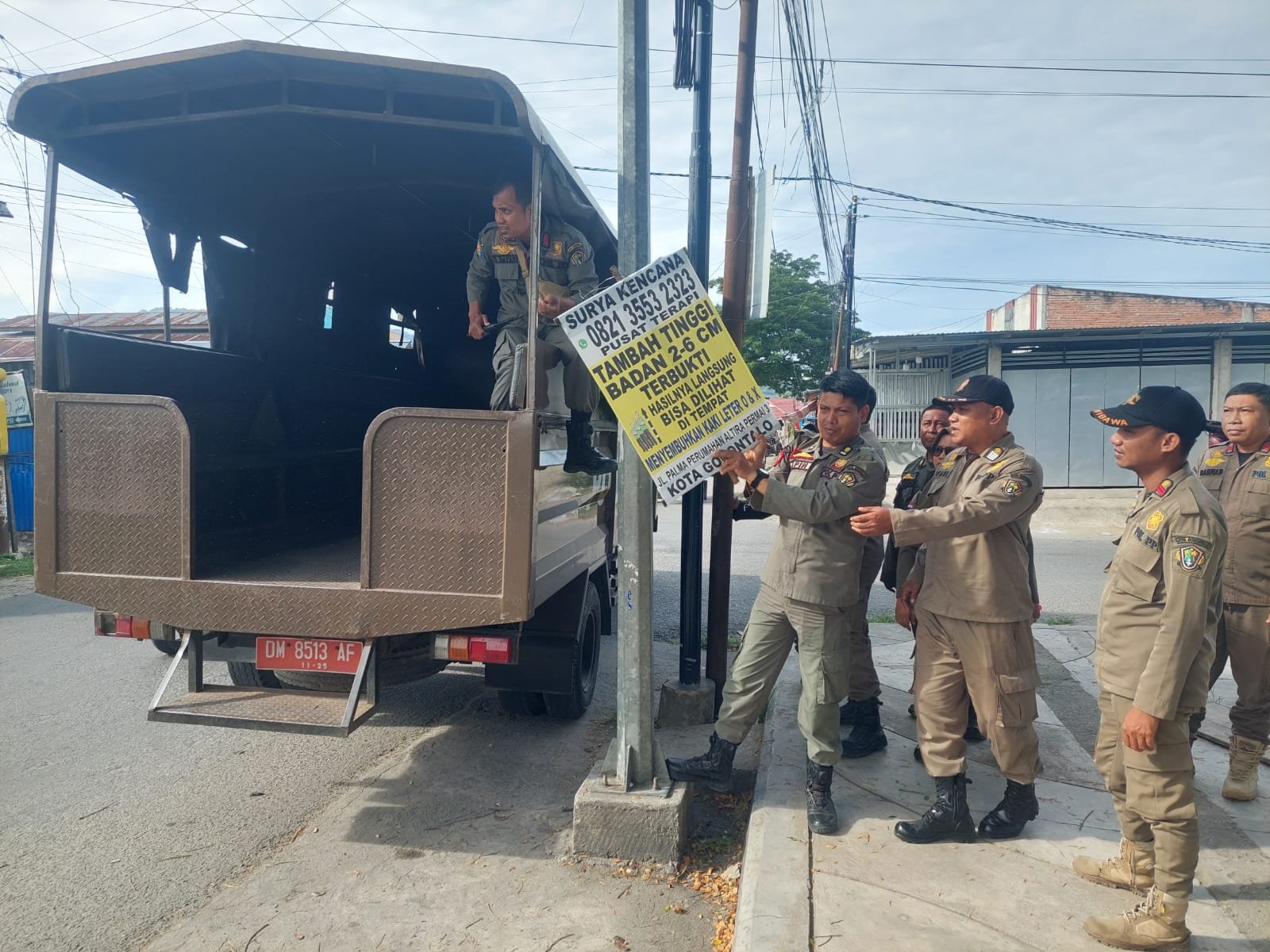 Satuan Polisi Pamong Praja (Satpol PP) Kota Gorontalo menertibkan baliho, spanduk, dan flyer/Hibata.id